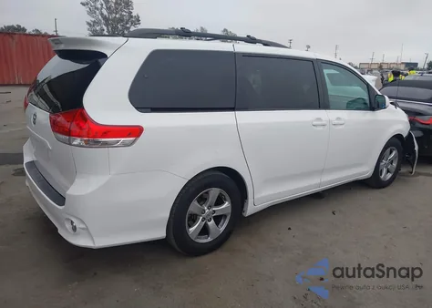 2012 Toyota Sienna Le V6 8 Passenger z USA, uszkodzony, nr VIN 5TDKK3DC2CS218290